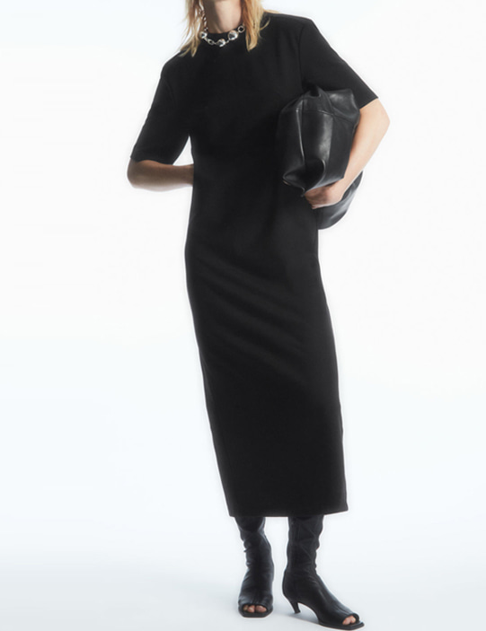 코스 파워 숄더 티셔츠 드레스 (블랙)